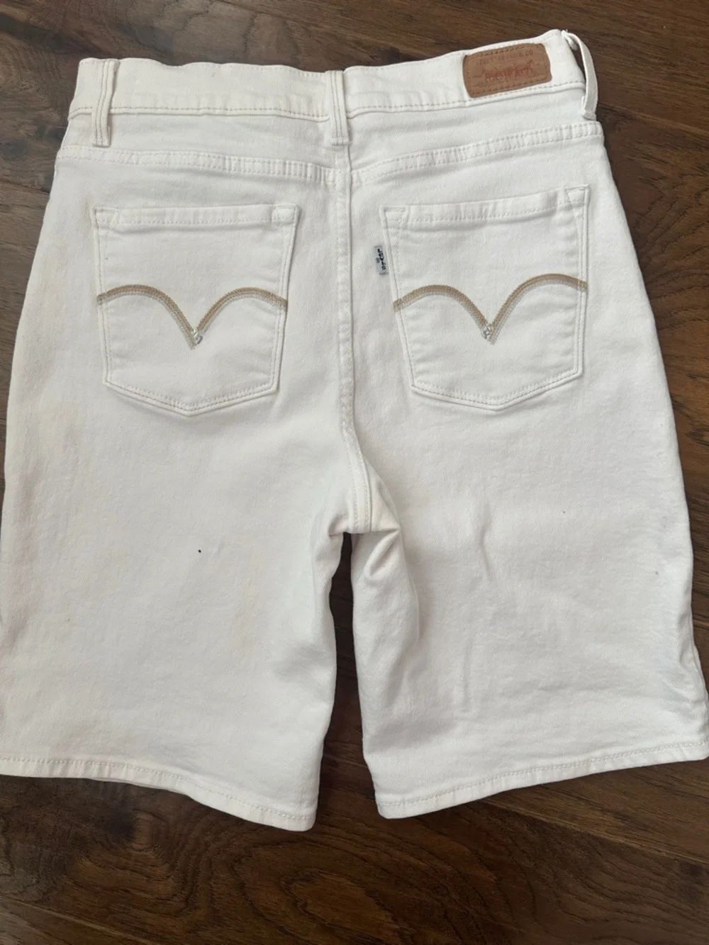 Levi's 512 Perfectly Slimming Women’s Sz 8Cream Denim Bermuda Shorts ✨